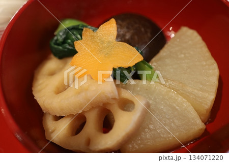 彩り野菜の和風煮物のクローズアップ 彩り野菜の和風煮物のクローズアップ 134071220