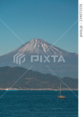 三保真崎海岸から撮る縦構図の雪が無い富士山 134071558