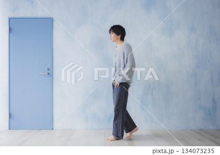 部屋でリラックスする男性 部屋でリラックスする男性 134073235