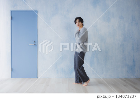 部屋でリラックスする男性 部屋でリラックスする男性 134073237