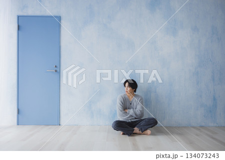 部屋でリラックスする男性 部屋でリラックスする男性 134073243