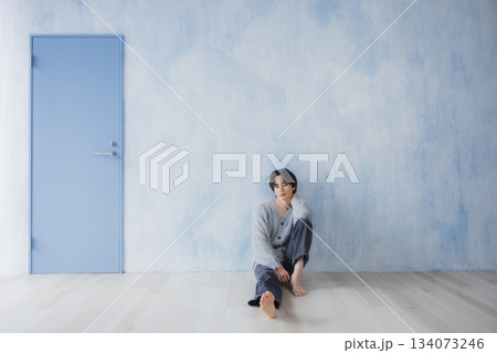 部屋でリラックスする男性 134073246