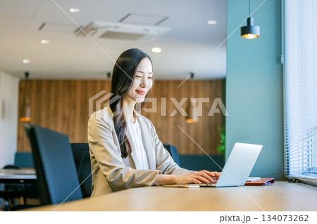 コワーキングスペースで仕事をするビジネスウーマン コワーキングスペースで仕事をするビジネスウーマン 134073262