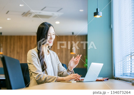 コワーキングスペースで仕事をするビジネスウーマン 134073264