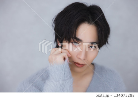 若い男性のポートレート　 134073288