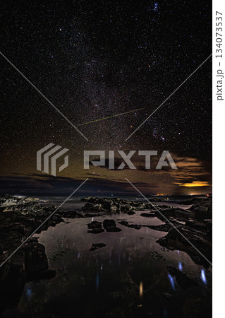 満天の星と流星が描く幻想的な夜景 満天の星と流星が描く幻想的な夜景 134073537