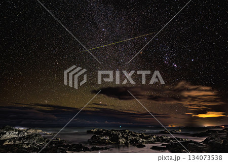海辺を照らす流星と美しい星空の風景 134073538