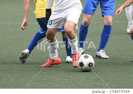 ドリブルするサッカー選手 134073544