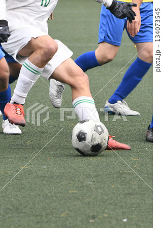 ドリブルするサッカー選手 134073545