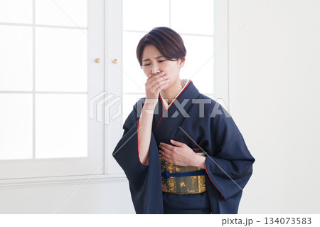 着物の帯が苦しい女性 着物の帯が苦しい女性 134073583