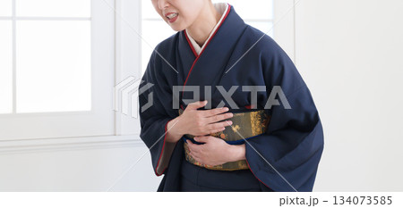 着物の帯が苦しい女性 134073585