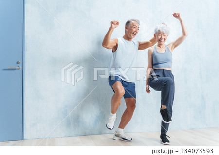 スポーツマンのシニア男女 134073593