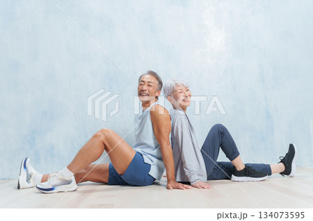 スポーツマンのシニア男女 スポーツマンのシニア男女 134073595
