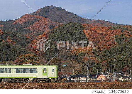 紅葉に色づく山々を背景に飯山線を走行するキハ110系気動車_2025/11/23撮影 紅葉に色づく山々を背景に飯山線を走行するキハ110系気動車_2025/11/23撮影 134073629