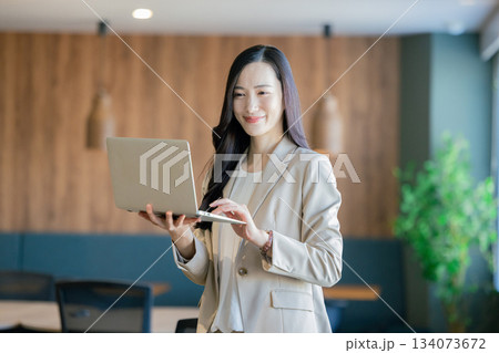 ノートパソコンを持つビジネスウーマン 134073672