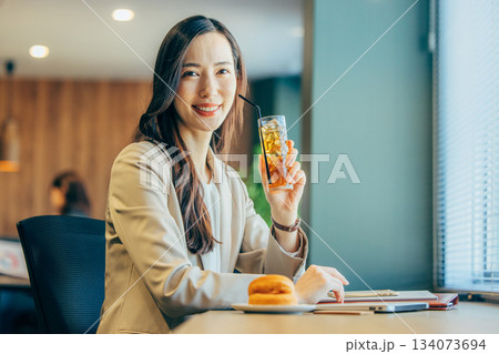 カフェ　女性　スーツ 134073694