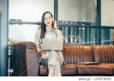 ソファで仕事をするビジネスウーマン 134073699