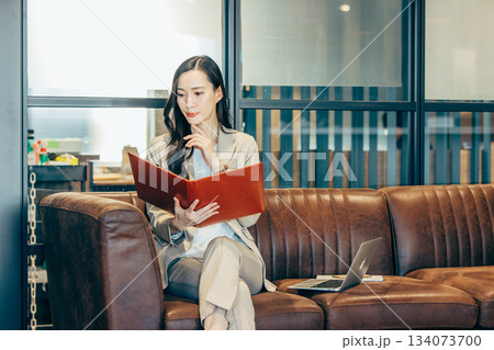 ソファで仕事をするビジネスウーマン 134073700