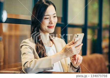 カフェでスマホを使う女性 134073708