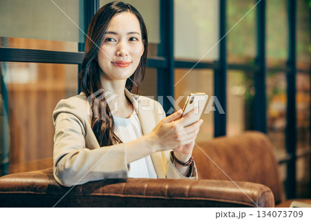 カフェでスマホを使う女性 134073709