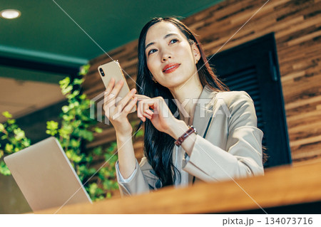 オフィスでノートパソコンを持つビジネスウーマン 134073716