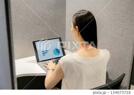 コワーキングスペースでパソコンを操作する女性 134073728