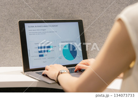 コワーキングスペースでパソコンを操作する女性 134073733