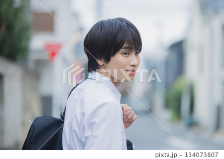 屋外を歩く男子校生 134073807