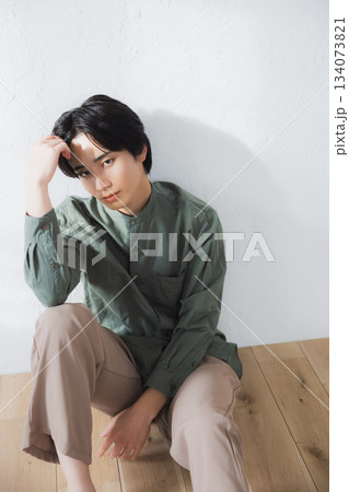 床に座る男性 134073821