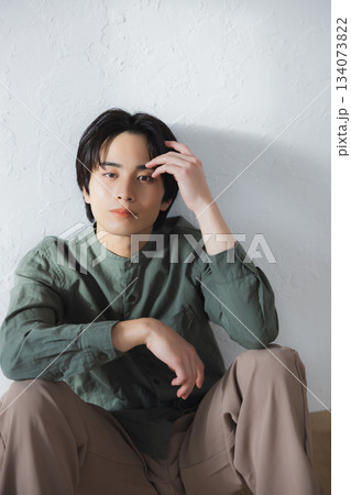 床に座る男性 134073822