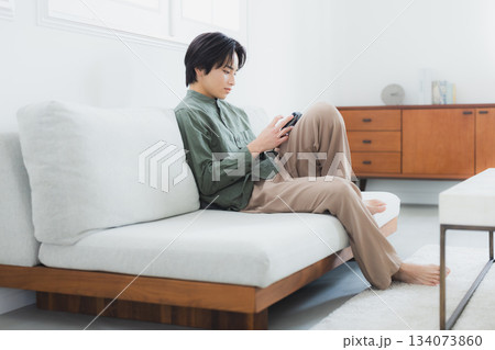 スマホを持つ男性 スマホを持つ男性 134073860
