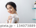 バスルームの女性　 134073889