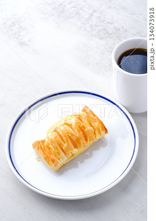 りんごデニッシュとコーヒー - りんご煮たっぷりのアップルパイと淹れたてコーヒーでコーヒーブレイク りんごデニッシュとコーヒー - りんご煮たっぷりのアップルパイと淹れたてコーヒーでコーヒーブレイク 134073918