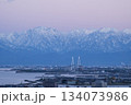 新湊大橋と立山連峰を望む夕暮れ風景 134073986