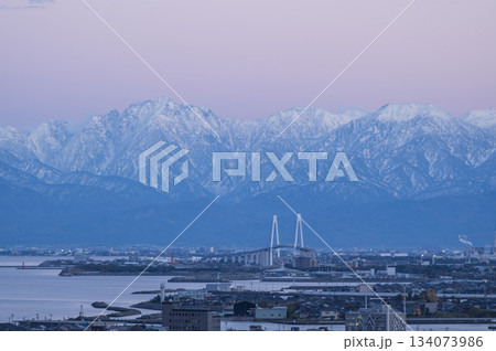 新湊大橋と立山連峰を望む夕暮れ風景 134073986