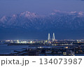 新湊大橋と立山連峰を望む夜景風景 134073987