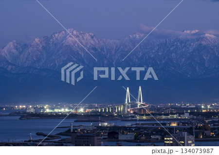新湊大橋と立山連峰を望む夜景風景 新湊大橋と立山連峰を望む夜景風景 134073987