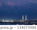 新湊大橋と立山連峰を望む夜景風景 134073988