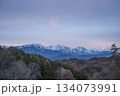 紅葉と北アルプスを望む風景 134073991