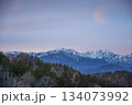 紅葉と北アルプスを望む風景 134073992