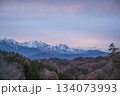 紅葉と北アルプスを望む風景 134073993