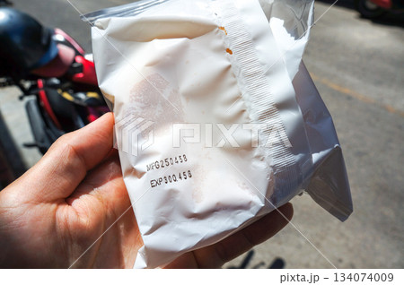 タイの街中の店で買ったパンの袋に印字されている文字 134074009