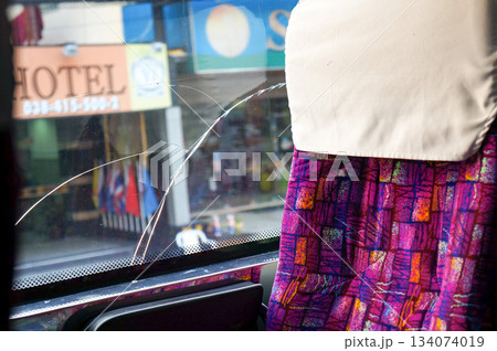 窓ガラスにヒビが入っているけど普通に運航しているバス 134074019