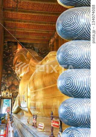 タイの首都バンコク市内の涅槃寺に横たわるワットポー 134074088