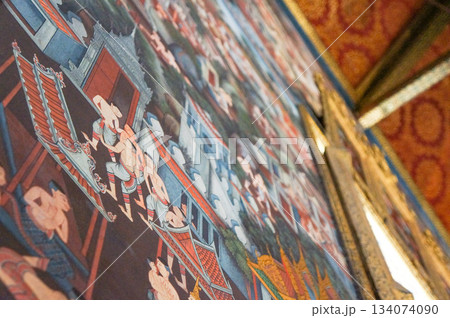 タイの歴史的なお寺の内部で見られる大きな壁画 134074090