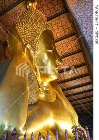 タイの首都バンコク市内の涅槃寺に横たわるワットポー タイの首都バンコク市内の涅槃寺に横たわるワットポー 134074091