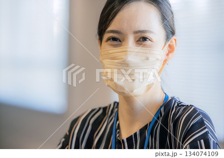 マスクをつける女性 マスクをつける女性 134074109