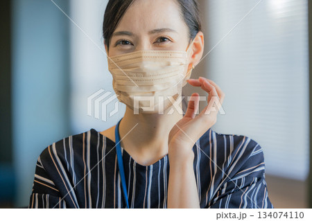 マスクをつける女性 マスクをつける女性 134074110