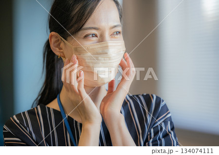 マスクをつける女性 マスクをつける女性 134074111