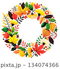 色彩豊かな秋の落ち葉のリース 134074366